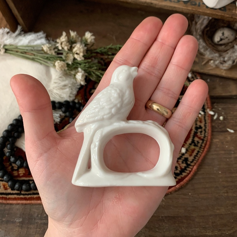80's JAPANESE BONE WHITE PORCELAIN PERCHED SONG BIRD NAPKIN RING - Picture 7 of 10